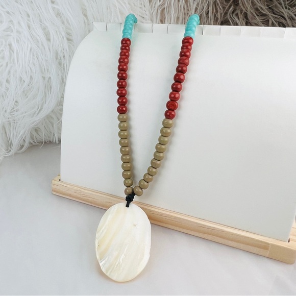 Bohemian Island chic large shell pendant, stretch, beaded colorful necklace - Picture 8 of 13